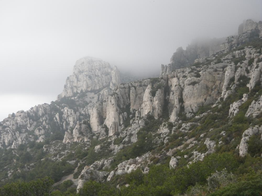 Cirque de Coulon : la Tête de la Mélette et son Aiguille à gauche, le Cirque de Coulon à droite dans la brume