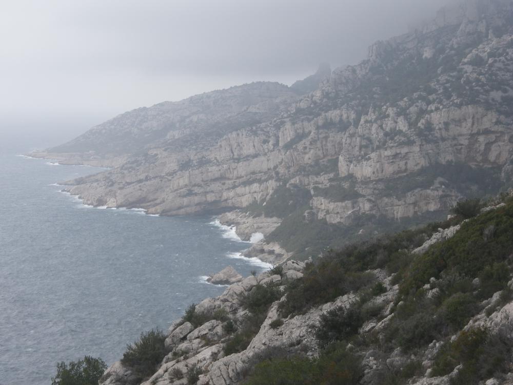 Calanque de l'Escu : l'Îlot de la Mélette, la Calanque de l'Escu sous la brume