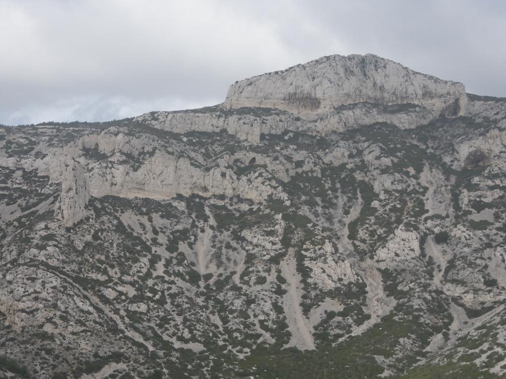 Aiguille de Sormiou : l'Aiguille de Sormiou pointe à gauche, dominée par le Baou Rond à droite