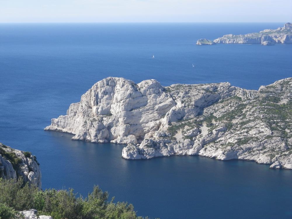 Bec de Sormiou : le Bec de Sormiou à gauche, le Col de l'Uï d'Aï à droite