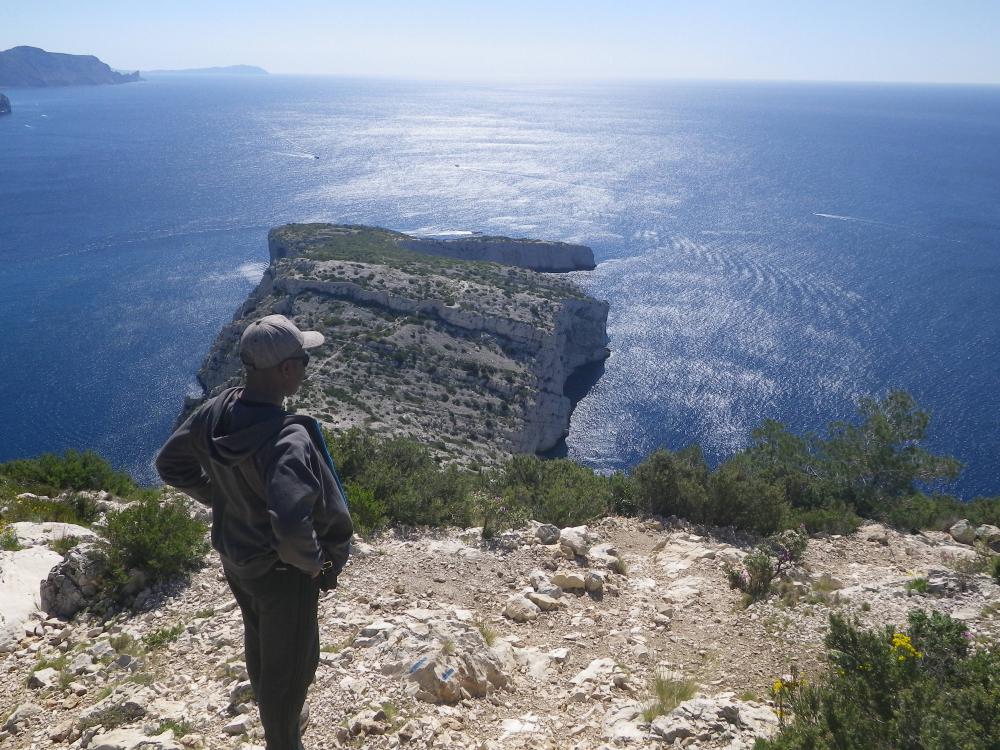 Falaise de la Voile : la pointe du Cap Morgiou, le profil de la Falaise de la Voile vus du dessus du Col du Renard