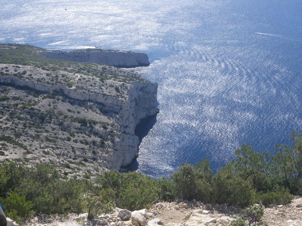 Cap Morgiou : la pointe du Cap Morgiou, le profil de la Falaise de la Voile vus du dessus du Col du Renard