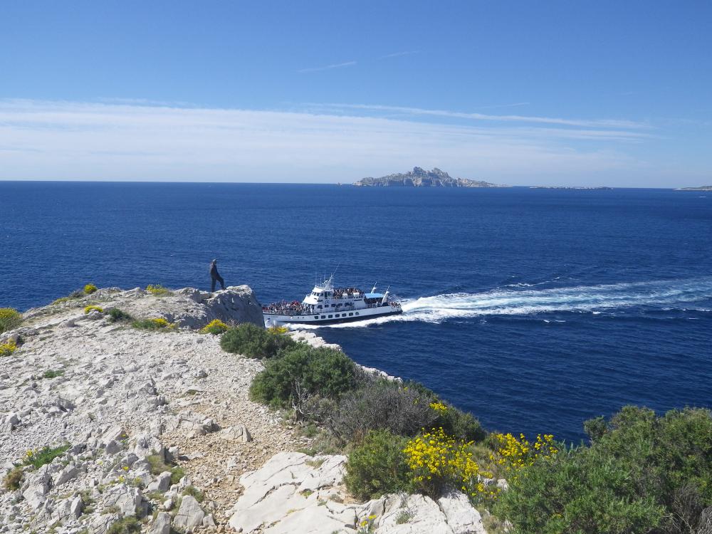 Cap Morgiou : le Cap Morgiou pointe à gauche, le Riou au fond