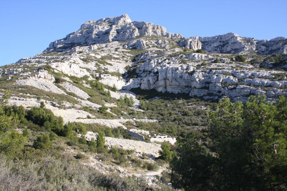 Col de Sugiton : les ruines du Jas [bergerie] au pied du Mont Puget, à proximité du Col de Sugiton