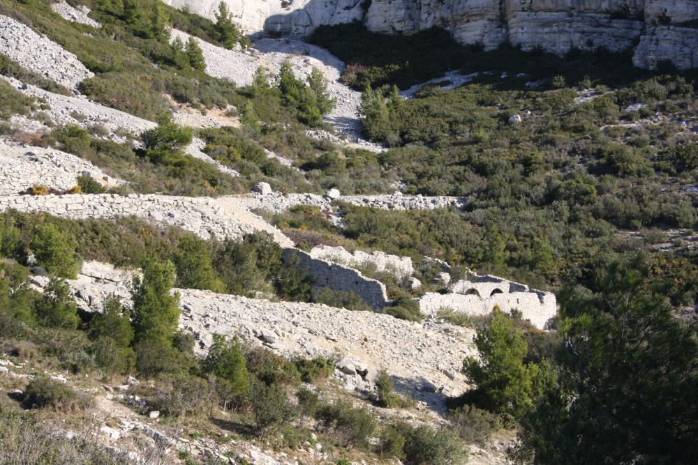 Col de Sugiton : les ruines du Jas [bergerie] au pied du Mont Puget, à proximité du Col de Sugiton