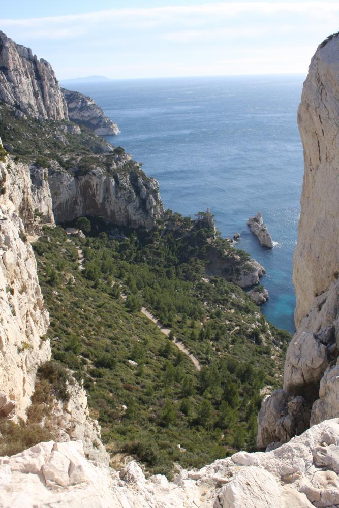 Vallon de Sugiton : le Vallon de Sugiton, dominé par la Falaise des Toits à gauche