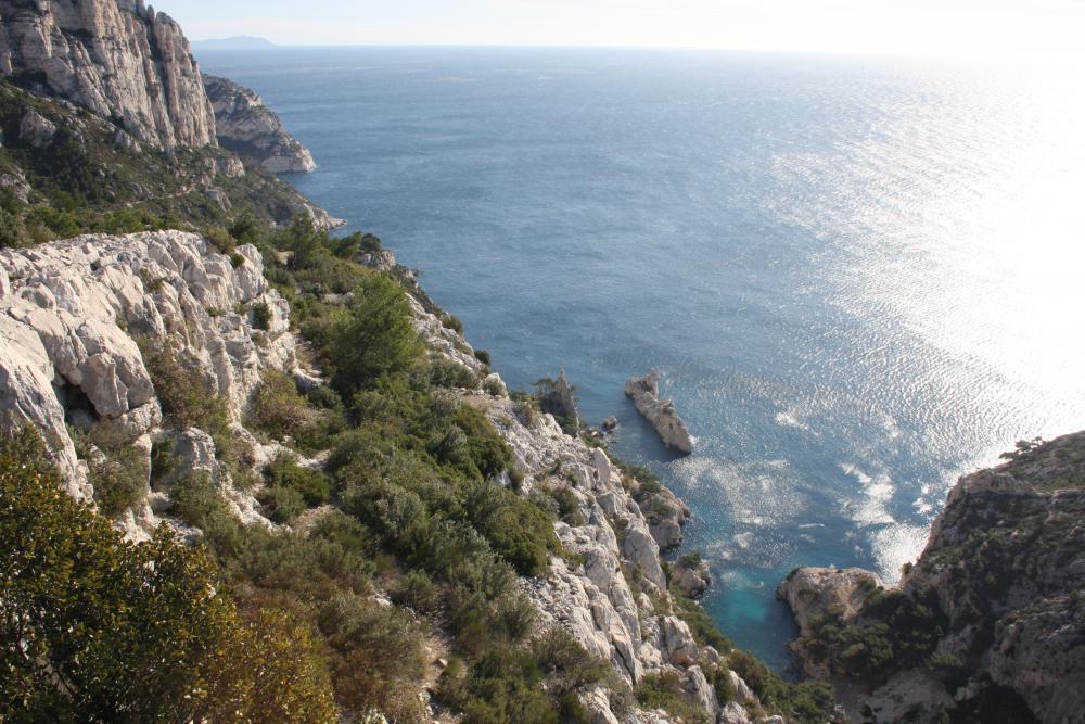 Calanque de Sugiton : la sortie de la Calanque de Sugiton et son Torpilleur vus depuis le balcon du plateau de la Falaise des Toits