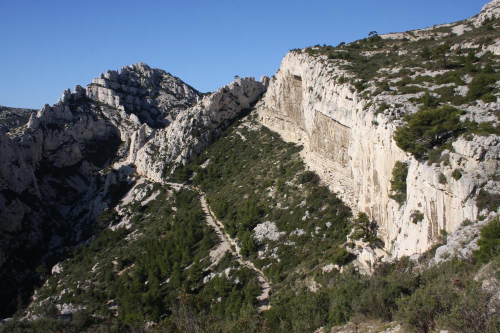 Falaise des Toits : le Vallon de Sugiton, dominé à gauche par le Crêt de St-Michel et son belvédère, à droite par la Falaise des Toits