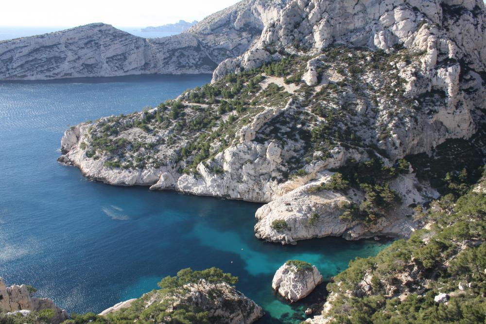 Calanque de Sugiton : la sortie de la Calanque de Sugiton à droite, la pointe du Cap Sugiton à gauche