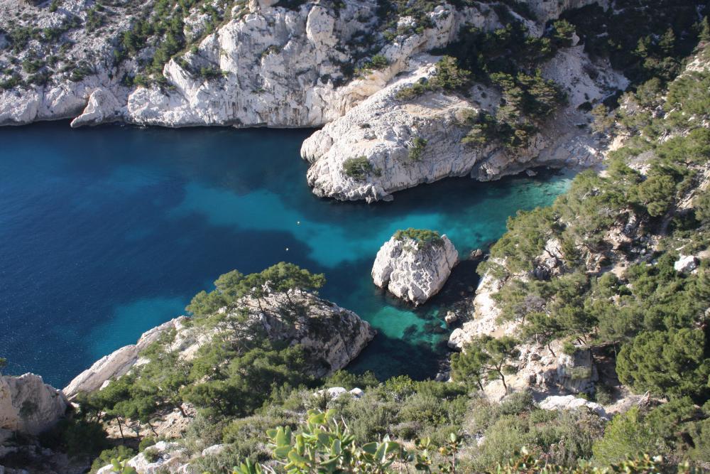 Calanque de Sugiton : la sortie de la Calanque de Sugiton à droite