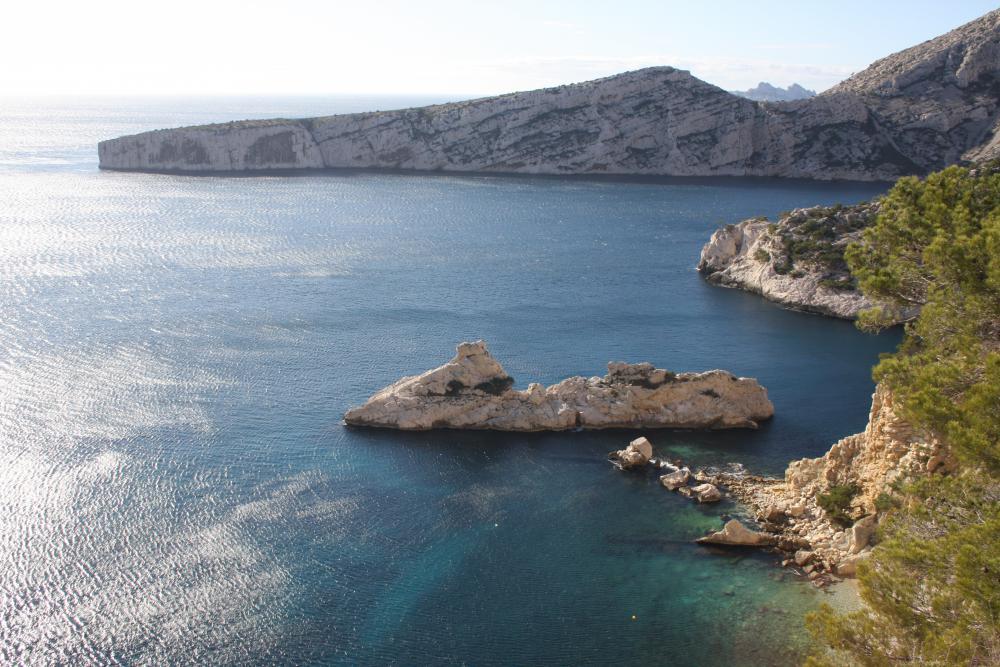 le Torpilleur : de bas en haut les Calanques des Pierres Tombées, le Torpilleur, le Cap Sugiton, la crête de l'Île de Riou visible dans la fenêtre du Col du Renard de Morgiou