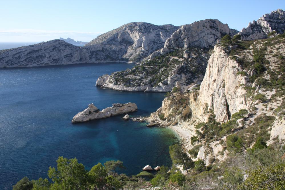 Cap Sugiton : les Calanques des Pierres Tombées, le Torpilleur, le Cap Sugiton et la crête de son Aiguille