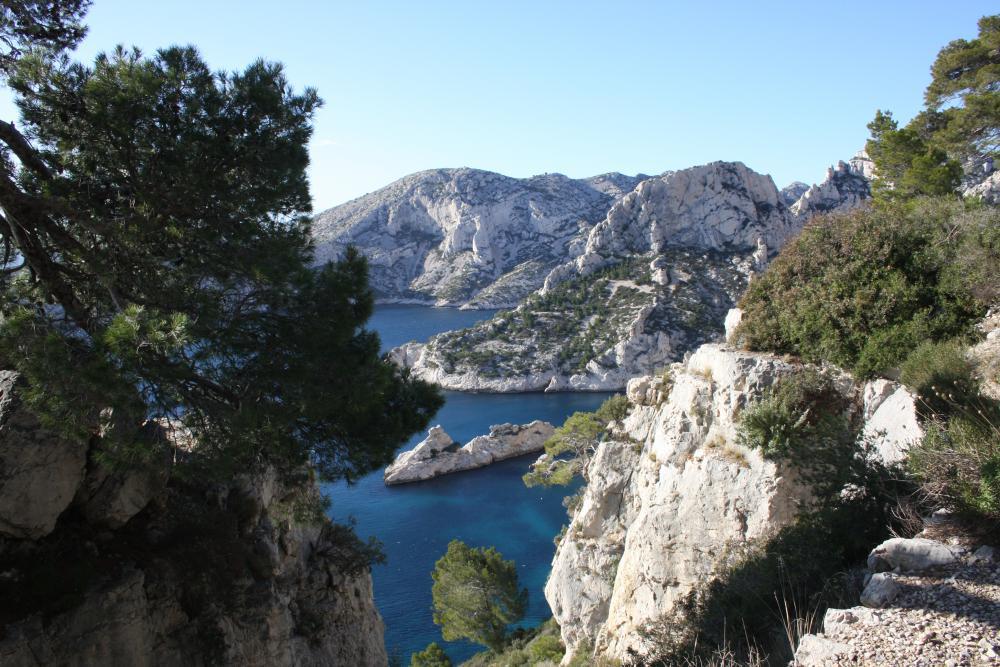 le Torpilleur : vue à travers une brèche : le Torpilleur, le Cap Sugiton et la crête de son Aiguille, la Crête de Morgiou derrière