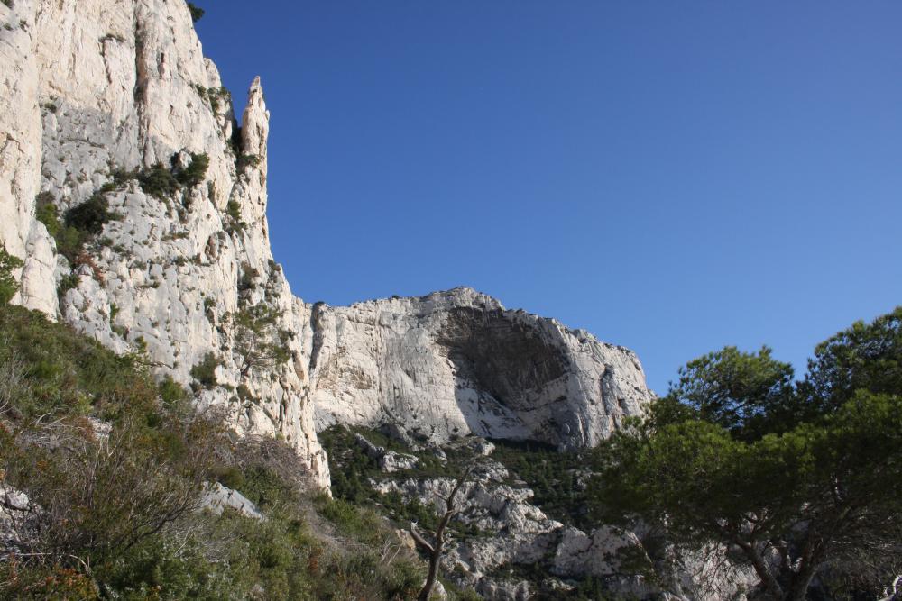 Cirque d'Esculape : la "Concave" de la Calanque de l'Oeil de Verre en face, la fin du Cirque d'Esculape à gauche