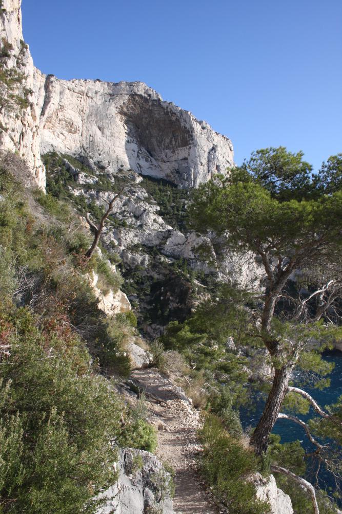 Calanque de St-Jean de Dieu ou de l'Oeil de Verre : chemin en corniche menant à la Calanque de l'Oeil de Verre, dominée par la "Concave"