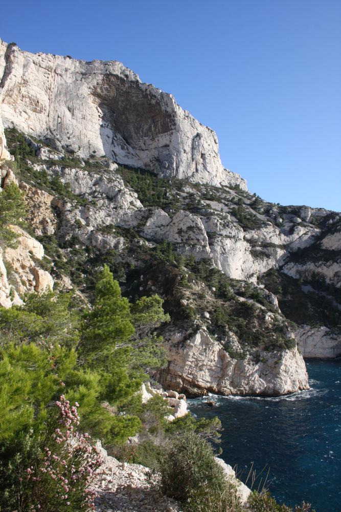 Calanque de St-Jean de Dieu ou de l'Oeil de Verre : arrivée à la Calanque de l'Oeil de Verre, dominée par la "Concave"