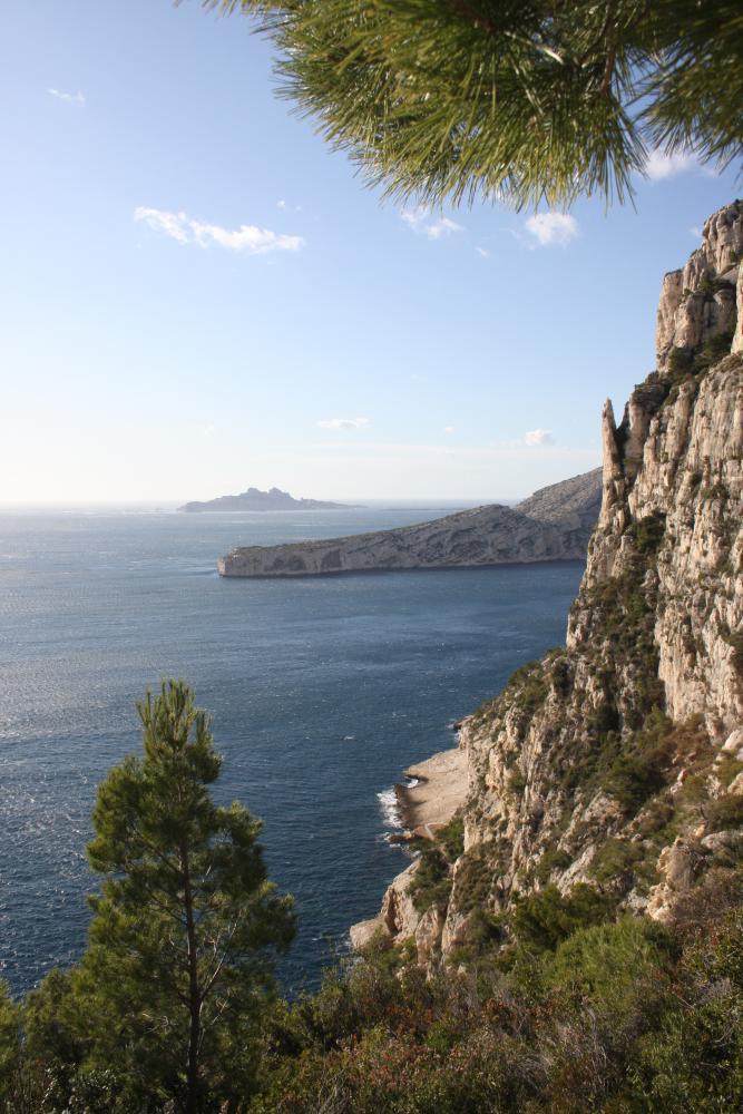 la Lèque : l'Île de Riou au loin, le Cap Morgiou, la Lèque et un beau pic en haut à droite se détachant du Cirque d'Esculape