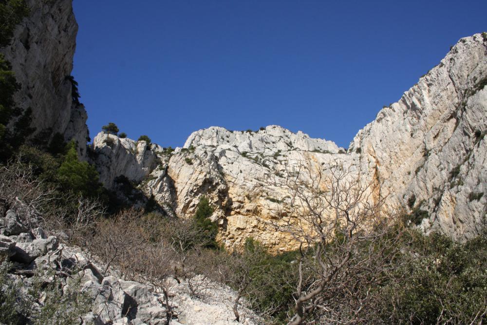 Cheminée du Diable : vue du Val Vierge : la Cheminée du Diable à gauche, puis vers la droite les Falaises du Val Vierge, attenantes à l'Est aux Falaises du Devenson