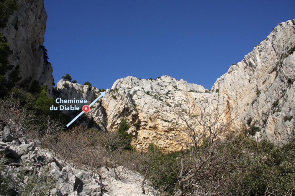 Cheminée du Diable : vue du Val Vierge : la Cheminée du Diable à gauche, puis vers la droite les Falaises du Val Vierge, attenantes à l'Est aux Falaises du Devenson