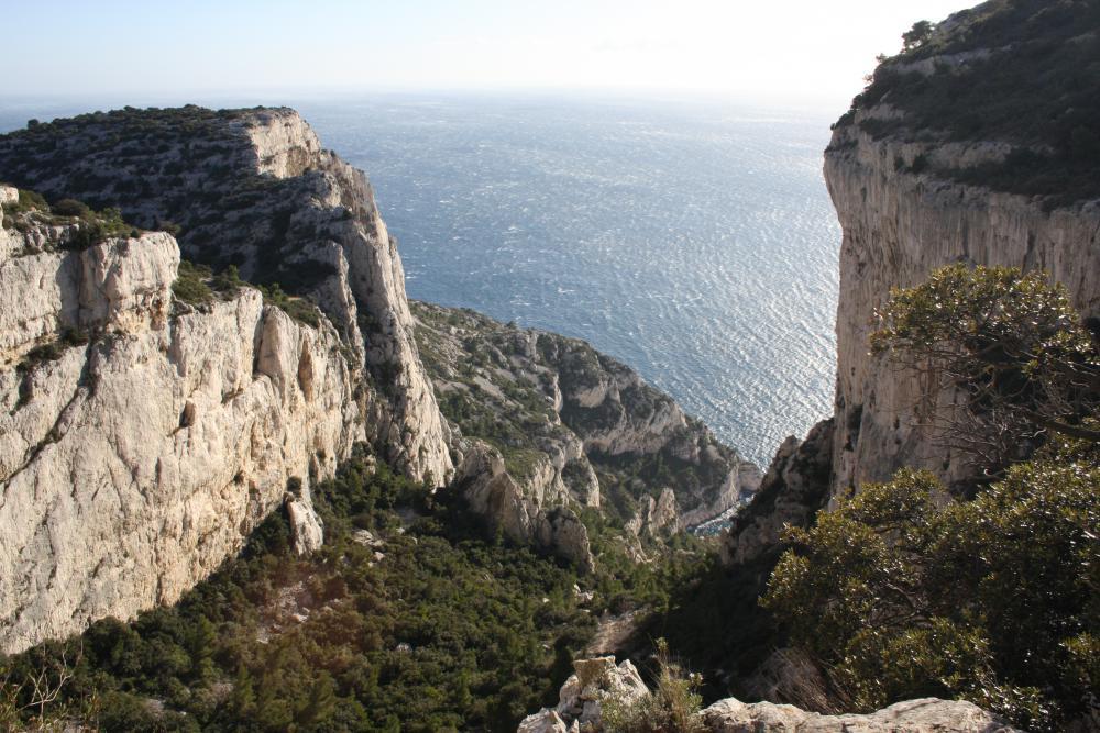 Cheminée du Diable : surplomb du Val Vierge au-dessus de la Cheminée du Diable : à gauche le Col des Charbonniers et le début des Falaises du Devenson, à droite la paroi Est de la Grande Candelle