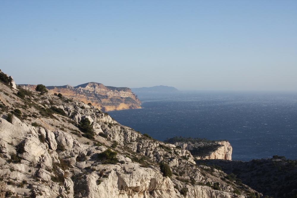 Vallon de la Candelle : vue depuis le Vallon de la Candelle : les profils des Falaises Soubeyranes, du Bec de l'Aigle et du Cap Cissié en haut, les Plateaux d'En Vau et de Castel Vieil visibles un peu plus bas