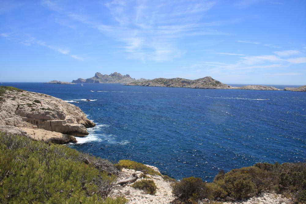 Île de Riou : l'Archipel de Riou vu de la sortie de la Calanque de la Mounine