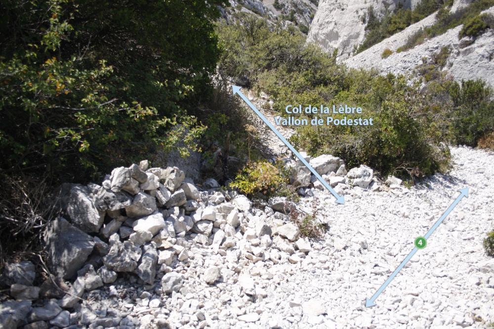 Col de la Lèbre : vue repère et sa légende de la bifurcation menant au Col de la Lèbre à partir du sentier 4 vert