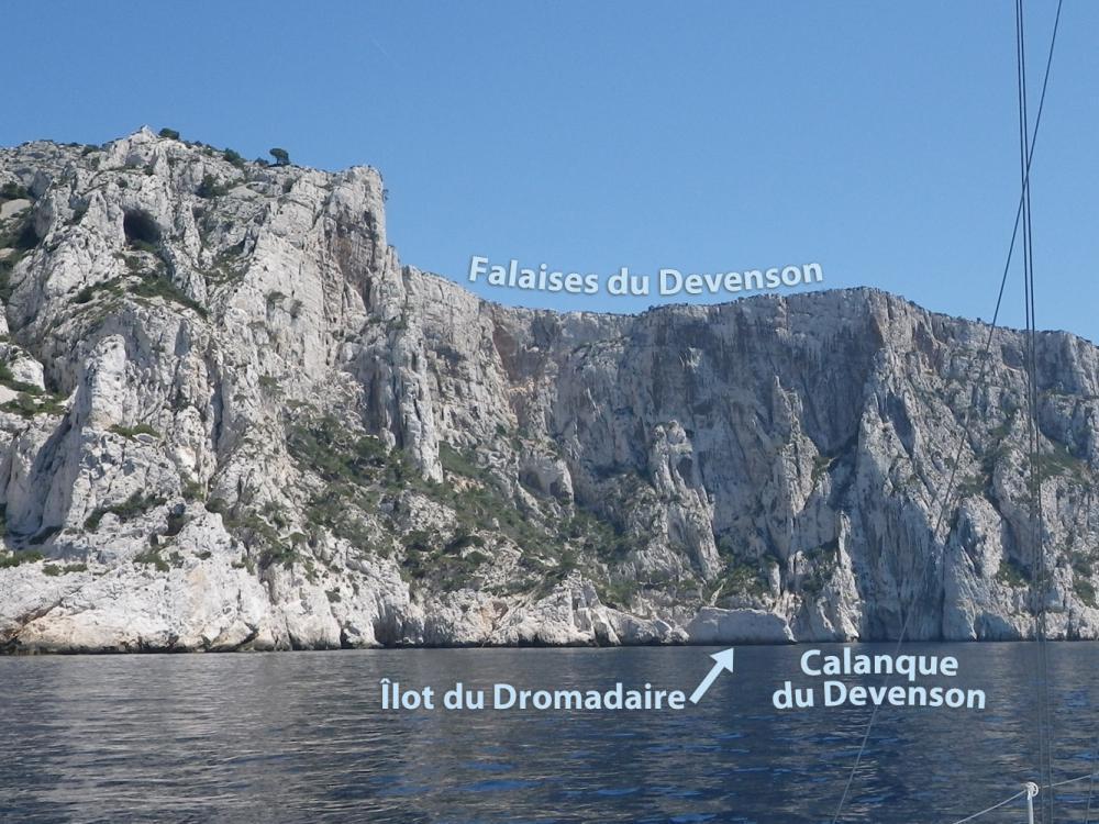 Îlot du Dromadaire : les Falaises du Devenson, l'Îlot du Dromadaire, la Calanque du Devenson vus de mer, la Baume de l'Anse de la Baume bien visible en haut à gauche