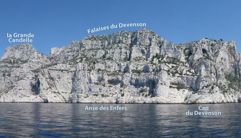 Anse des Enfers : la Grande Candelle, les Falaises du Devenson, l'Anse des Enfers, le Cap du Devenson vus de mer, la Baume de l'Anse de la Baume bien visible en haut à droite