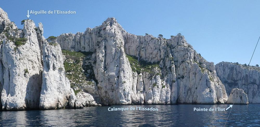 Aiguille de l'Eissadon : la Calanque de l'Eissadon et son Aiguille, la Pointe de l'Îlot vues de mer