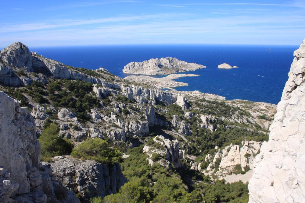 Île Maïre : au loin le Port des Goudes, l'Île Maïre et son Tiboulen