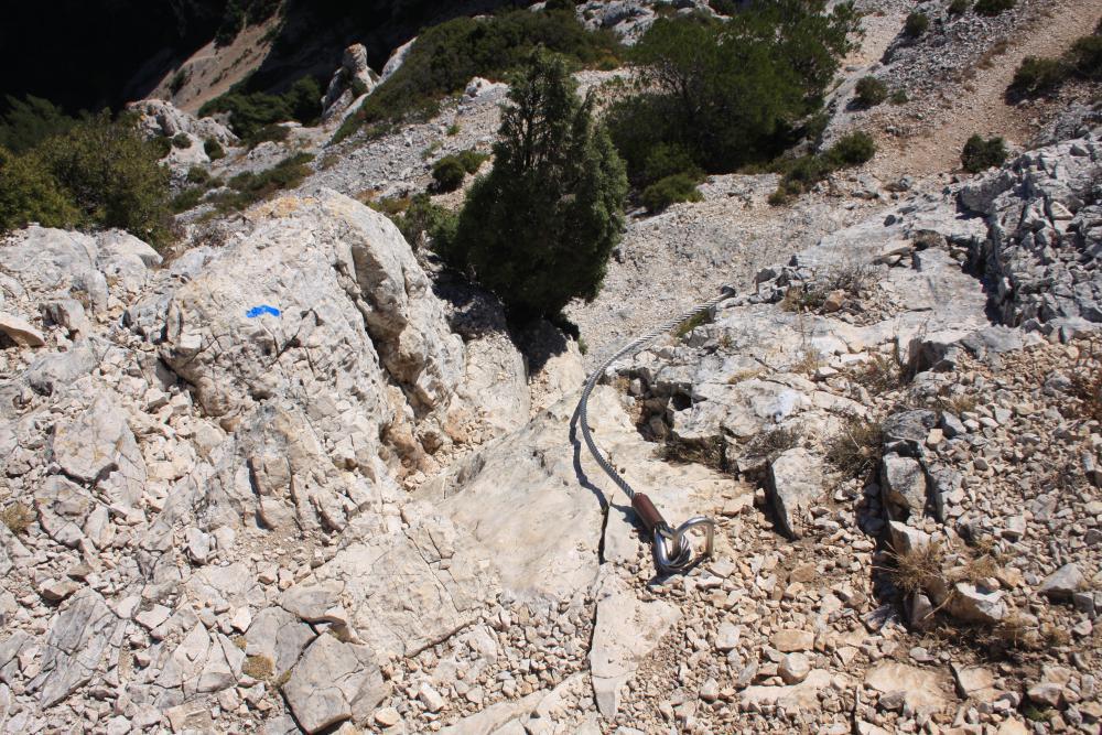 Béouveyre : un câble scellé servant de main courante pour un passage délicat menant de Béouveyre au Col des Chèvres