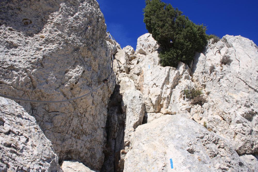 Béouveyre : un câble scellé servant de main courante pour un passage délicat menant de Béouveyre au Col des Chèvres