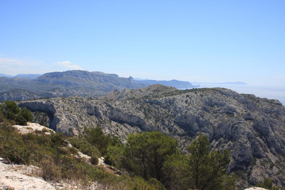 Sommet Ouest de l'Homme Mort : de gauche à droite, le Sommet Ouest de l'Homme Mort et la dorsale effilée du Plan de Coulon; en arrière-plan le Mont Puget, la Grande Candelle, le Bec de l'Aigle et le Cap Cissié