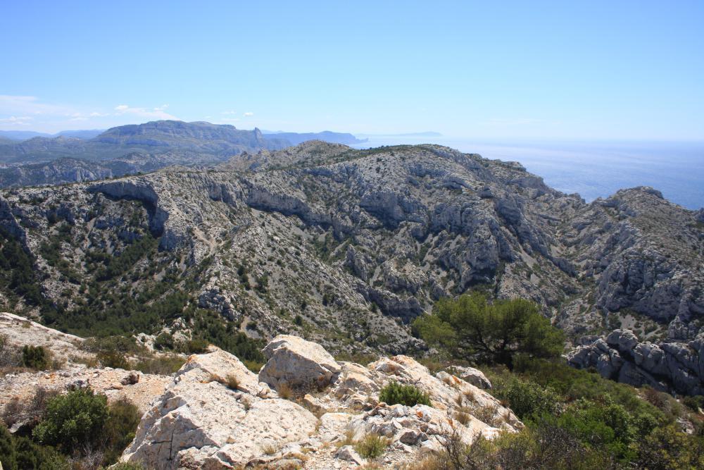 Sommet Ouest de l'Homme Mort : de gauche à droite, le Sommet Ouest de l'Homme Mort et la dorsale effilée du Plan de Coulon; en arrière-plan le Mont Puget, la Grande Candelle, le Bec de l'Aigle et le Cap Cissié