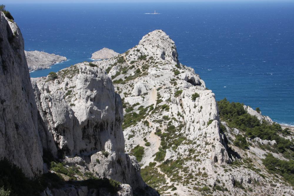 Pic de la Famille : à la sortie du Col Moutte, le Pic de la Famille pointe vers le Phare du Planier