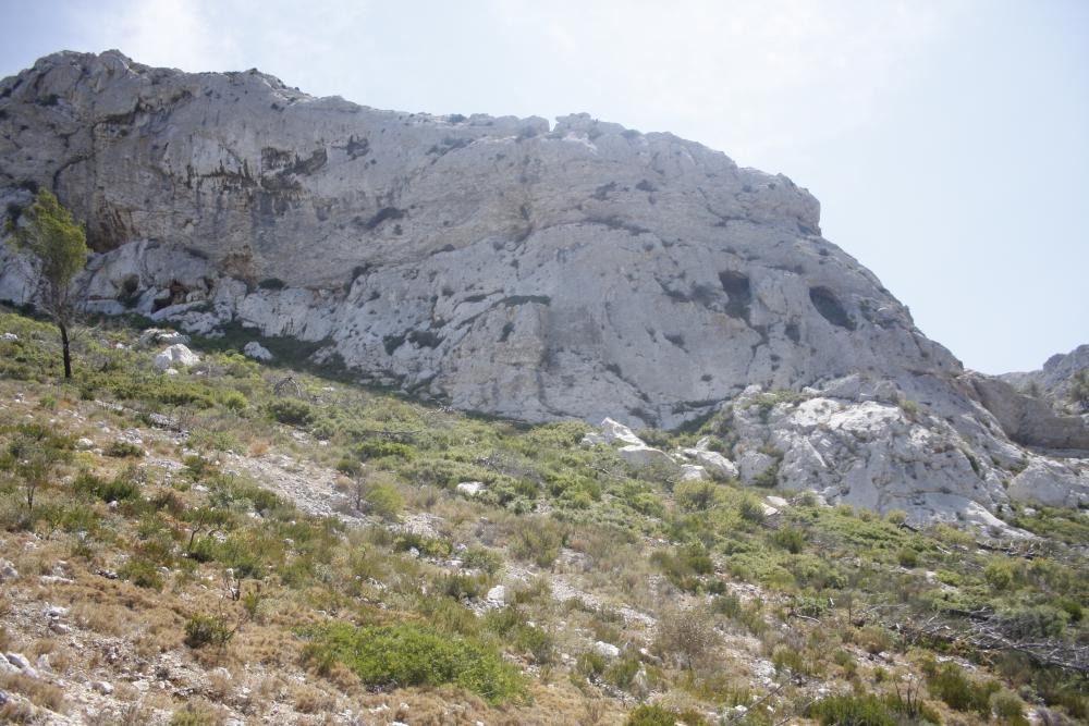 Grotte Dechaux : à droite, la Grotte Dechaux et ses entrées jumelles