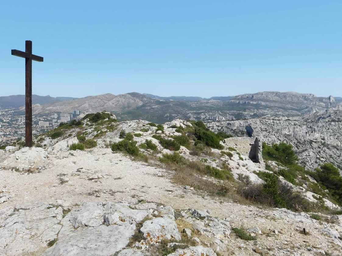 Sommet de Marseilleveyre : le Sommet de Marseilleveyre (la Croix), les ruines de son ancienne vigie à droite