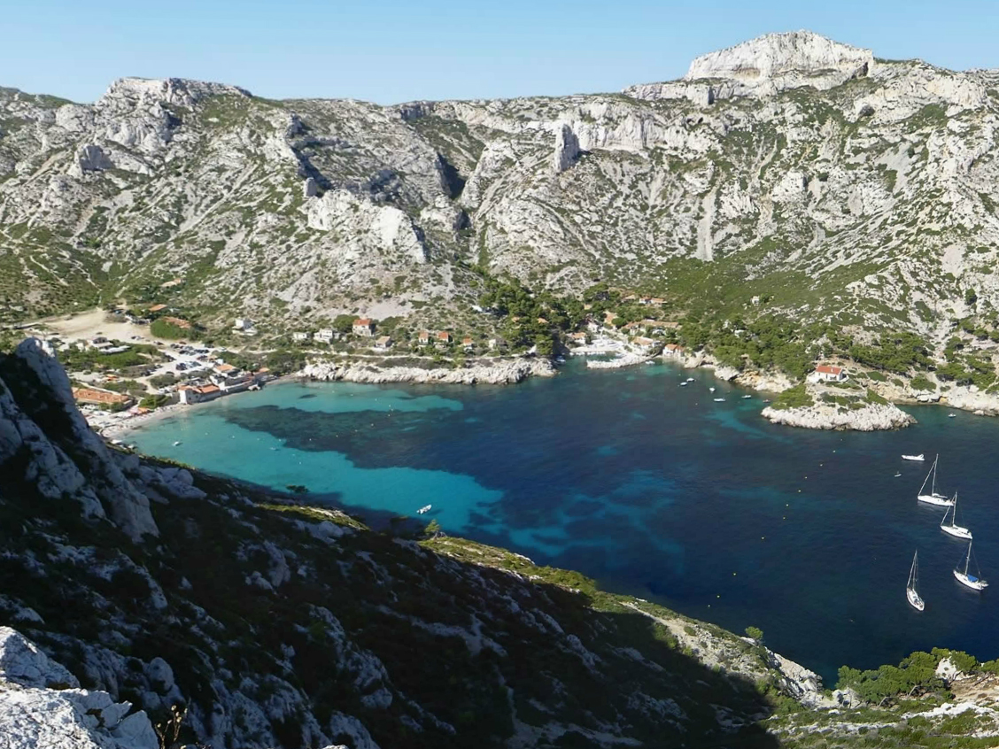 Crête de Sormiou : la Calanque de Sormiou vue de la Crête de Sormiou vers le Petit Soldat, la Pointe de la Buse et sa petite maison bien visibles à droite