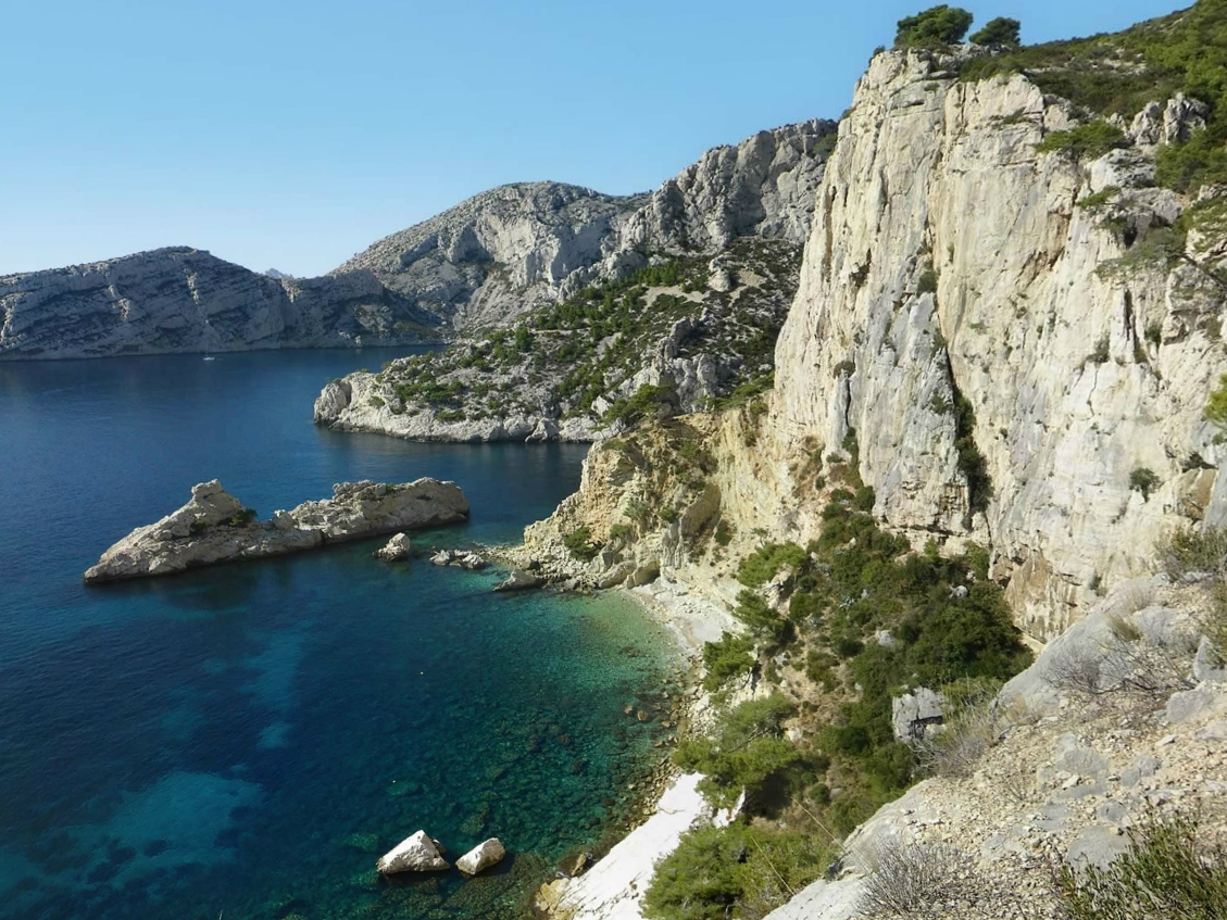 Calanques des Pierres Tombées : les Calanques des Pierres Tombées, le Torpilleur à gauche