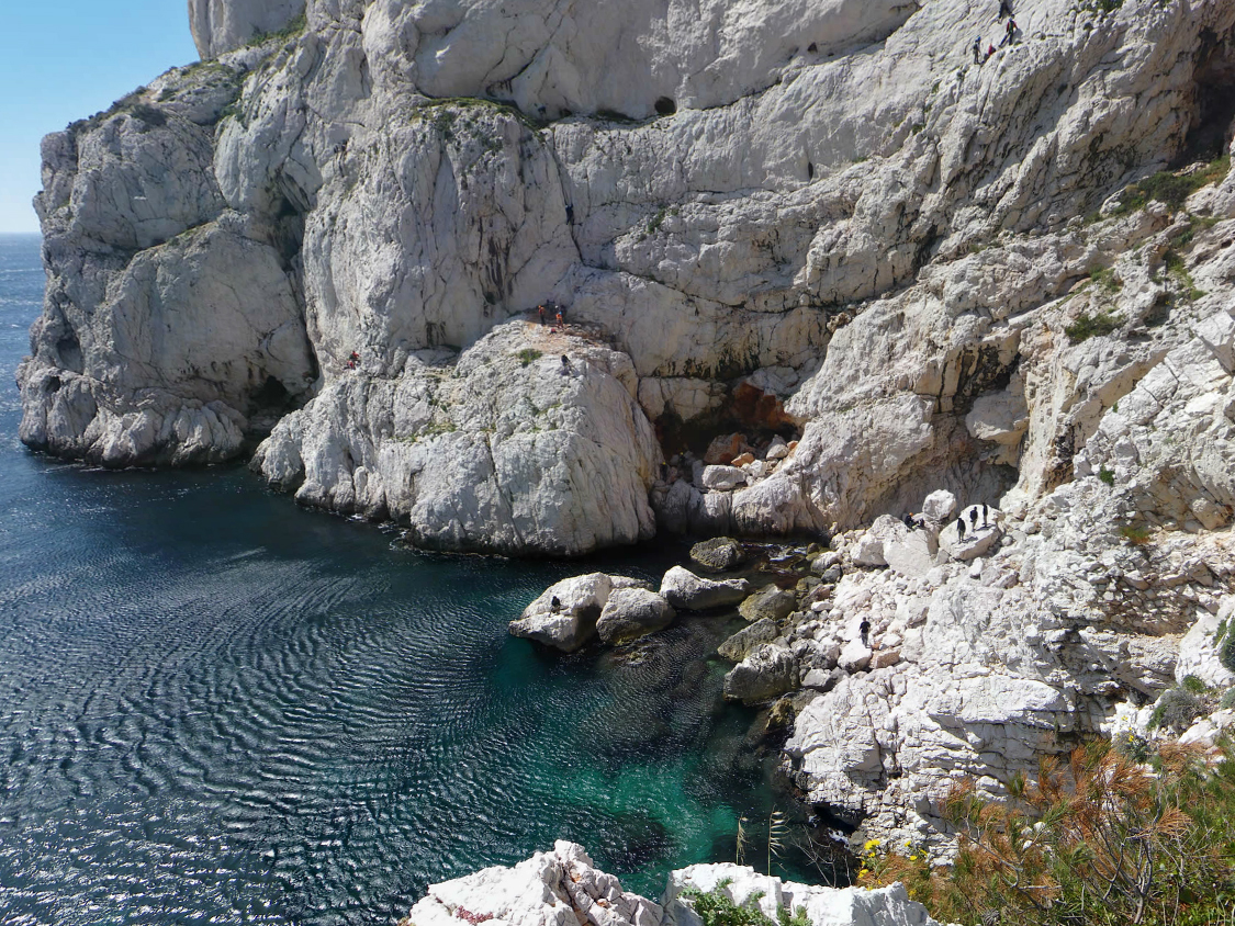 Grotte du Capelan : la Grotte du Capelan vue du Cap Redon