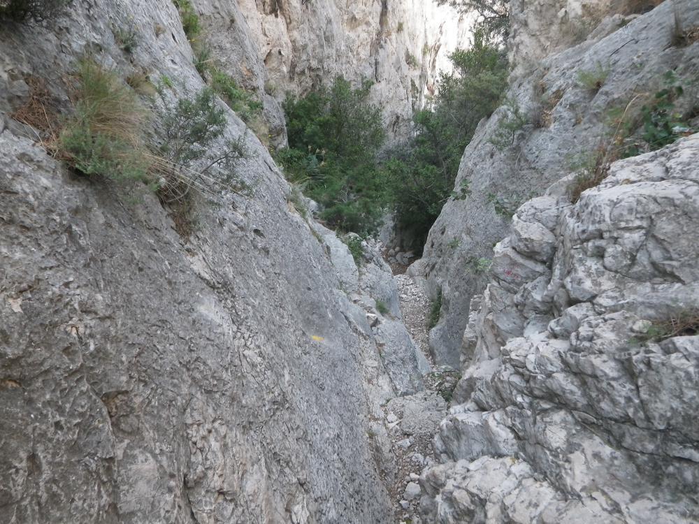 Escalier des Géants : vue du dessus, la brèche menant à l'Escalier des Géants