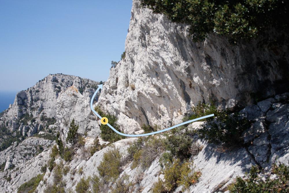 Malvallon Médian : un passage délicat en étroite corniche au Pas Supérieur du Malvallon Médian