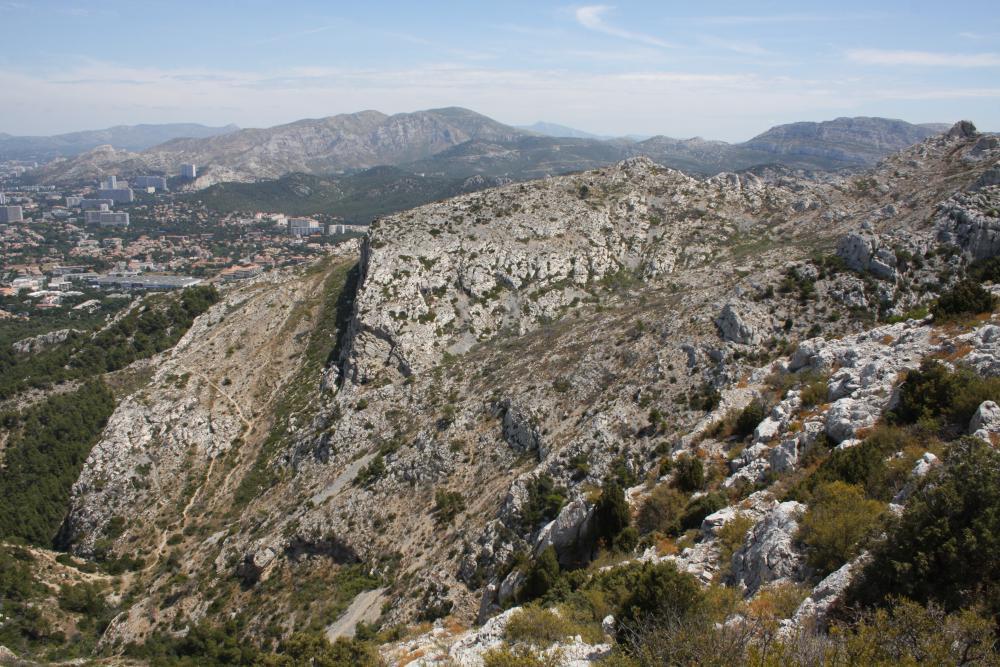 Vallon de l'Homme Mort : le Vallon de l'Homme Mort vu du Plan de Coulon (on peut voir à partir du bas gauche les profils des reliefs de la Fontaine de Voire et de la Grotte Dechaux)