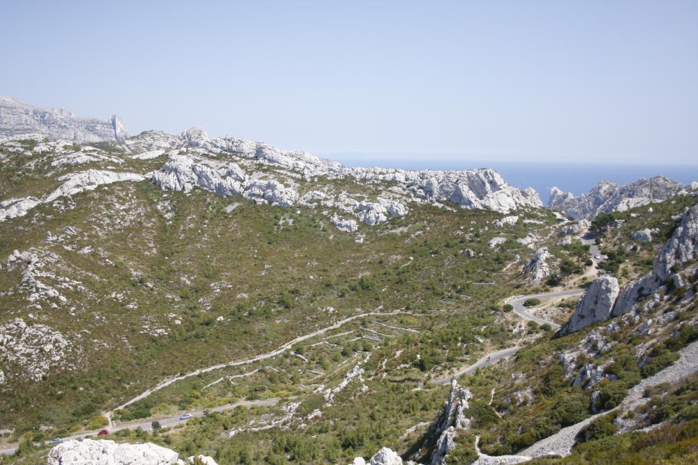 Col de Sormiou : la route du Col de Sormiou vue depuis le chemin menant au Col de Cortiou