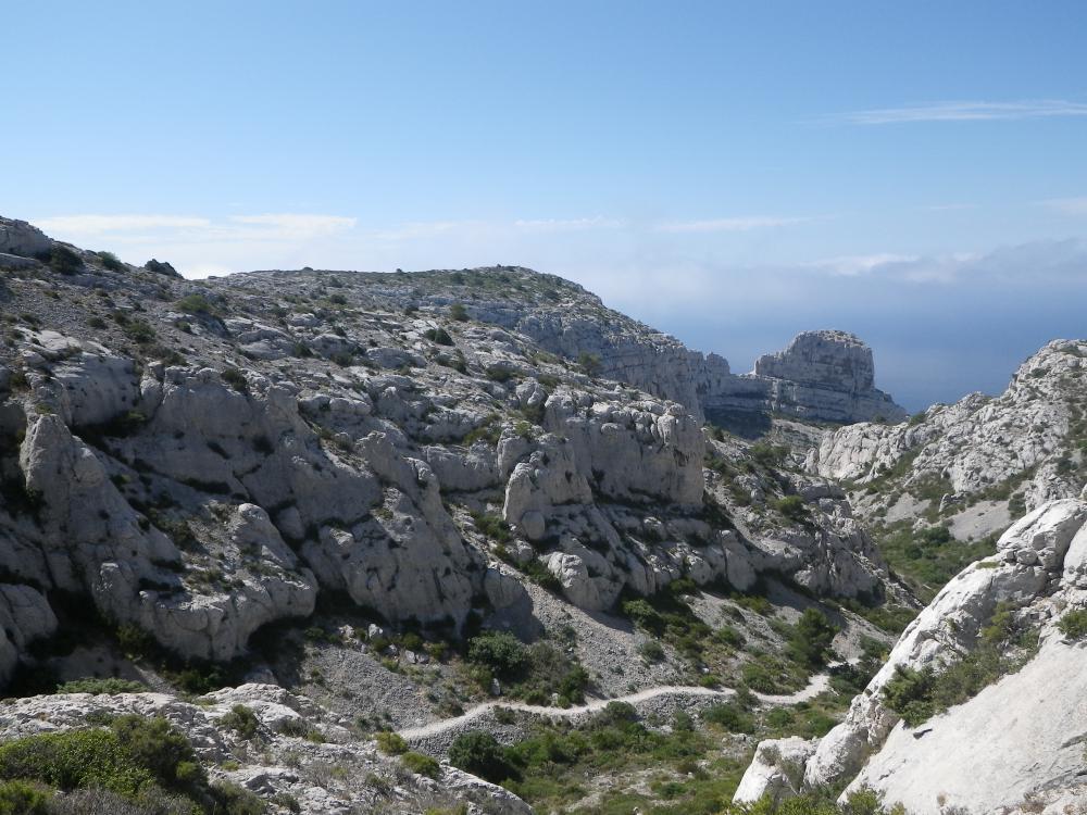 Rocher des Goudes : le Vallon de l'Aigle au premier plan, au loin à droite le profil du Rocher des Goudes