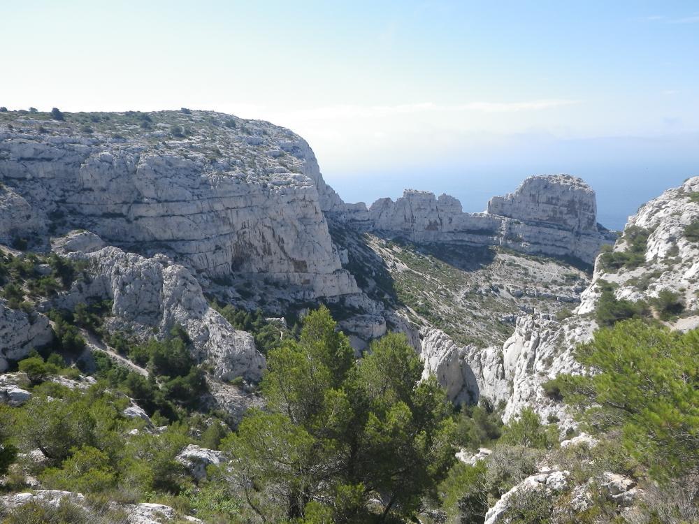 Rocher de St-Michel : le Rocher de St-Michel, l'Arête de la Cordée, l'ouverture de la Grotte St-Michel d'Eau Douce, le Pas de la Demi-Lune, les Lames et le Rocher des Goudes