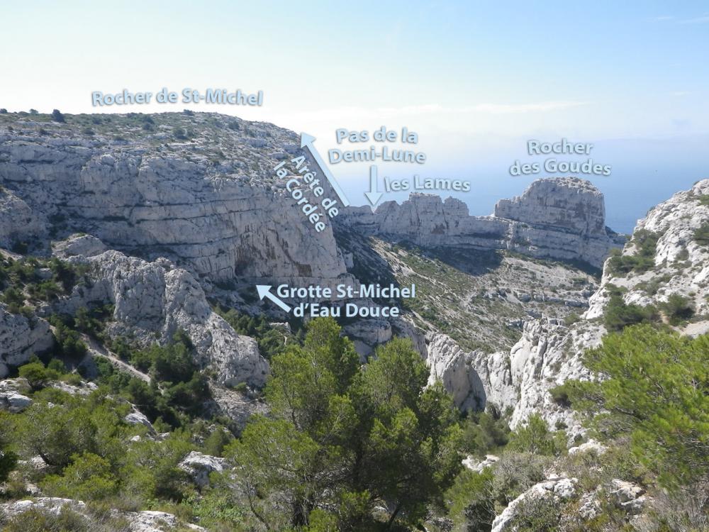 Pas de la Demi-Lune : le Rocher de St-Michel, l'Arête de la Cordée, l'ouverture de la Grotte St-Michel d'Eau Douce, le Pas de la Demi-Lune, les Lames et le Rocher des Goudes