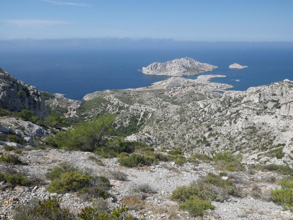 Île Maïre : la Calanque de Callelongue à gauche, l'Île Maïre et le Port des Goudes à droite