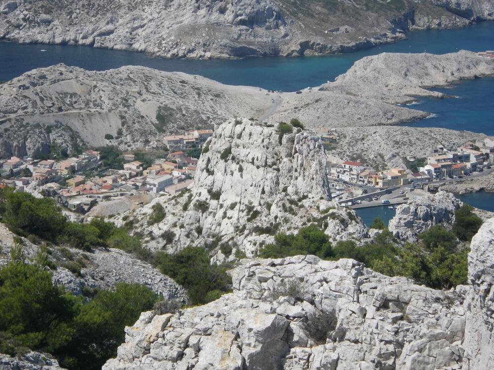 les Goudes : la Pointe Piazza en premier plan, le Port des Goudes et le Passage des Croisettes derrière